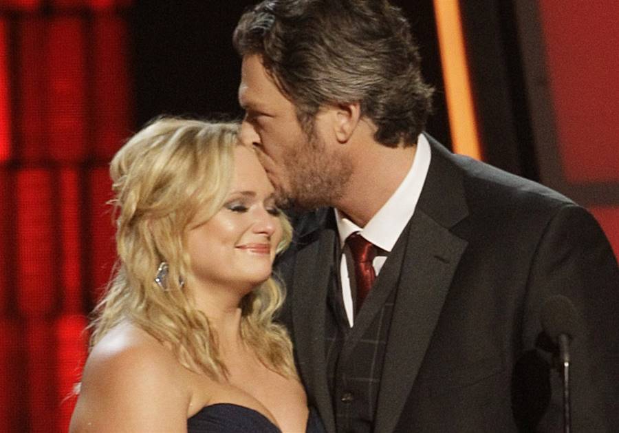 Miranda Lamberts Heartfelt Embrace Of Blake Shelton Brings Cma Awards Audience To Tears After 